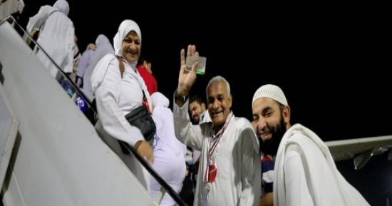 ثانى أفواج حج القرعة يغادر القاهرة متوجها للمدينة المنورة وسط تيسيرات كبيرة.. الداخلية تسخر كافة الإمكانيات لراحة الحجاج "تسكين ورعاية طبية وتوجيهات دينية".. تخصيص فنادق قريبة من الحرم لحجاجنا