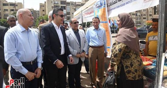 وزير التموين يفتتح المرحلة الثانية من سوق اليوم الواحد بمدينة نصر على غرار الأسواق الأوروبية.. توافر كل ما يحتاجه المواطن بتخفيضات 30%.. والمبادرة تشهد إقبالًا كبيرًا من المواطنين وإشادات جماهيرية واسعة