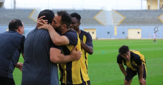 احتفال لاعبى المقاولون العرب والجهاز الفنى بعد التأهل رسميا للدورى.. صور