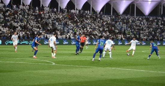 الهلال يخطف فوزا مثيرا من الفتح في مباراة مجنونة بالدوري السعودي.. فيديو