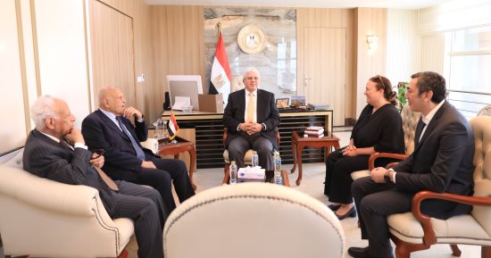 وزير التعليم العالى يستقبل الجراح العالمى الدكتور مجدى يعقوب.. صور