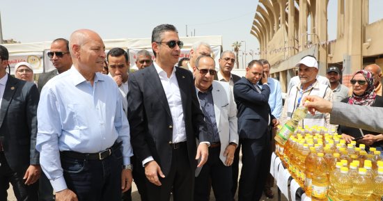 وزير التموين ومحافظ القاهرة يتفقدان سوق اليوم الواحد بمدينة نصر.. صور