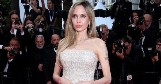 تفاصيل إطلالة أنجلينا جولي وإيما ستون بمهرجان كان السينمائى.. صور