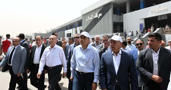 رئيس الوزراء يقطع خط سير جولته لتفقد موقف السلام النموذجي الجديد