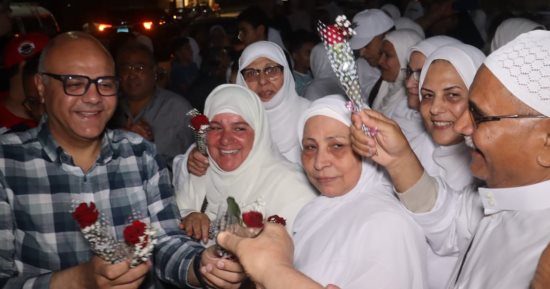 محافظ القليوبية يودع أول فوج من 90 حاجا وحاجة قبل سفرهم لبيت الله الحرام.. صور