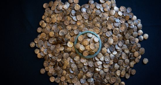 الكشف عن أكبر كنز من العملات الذهبية من العصر الحديدي في بريطانيا