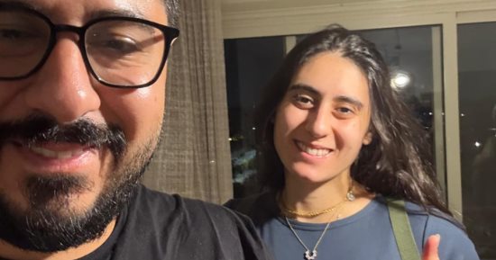 نور الشربينى تصل القاهرة برفقة أسرتها بعد التتويج ببطولة العالم للاسكواش