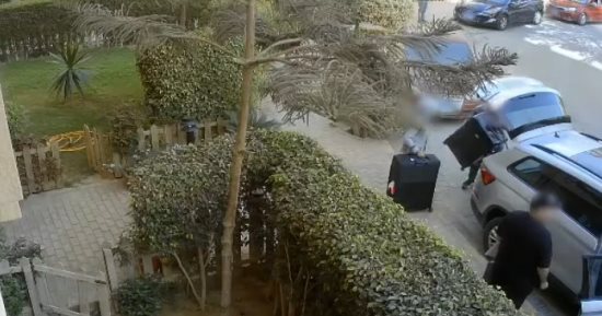 حقائب غامضة.. تداول فيديو يوثق لحظة السرقة من منزل نوال الدجوى