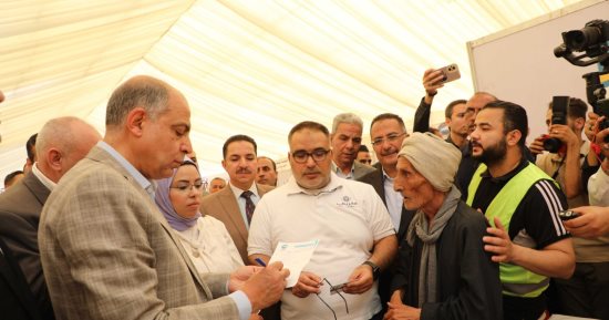 محافظ المنيا يستمع إلى مطالب أهالى جزيرة شارونة ويوجه بصرف إعانات عاجلة