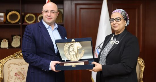 المستشارة أمل عمار ومحافظ بنى سويف يعقدان اجتماعا مع فرع القومى للمرأة