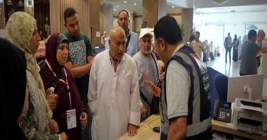 فى حضرة الحبيب.. دموع على باب الروضة وتكبيرات فرح فى قلب المدينة المنورة.. حجاجنا يزورون قبر النبى.. وتنظيم مصرى نموذجى يجعل من الروضة رحلة لا تُنسى.. وضيوف الرحمن: سلامٌ على من حملنا له السلام