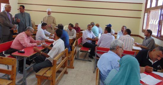 رئيس سوهاج الأزهرية يتفقد انطلاق أعمال تصحيح الشهادتين الابتدائية والإعدادية