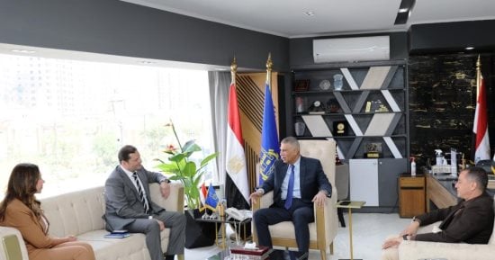 محافظ أسوان يلتقى بوفد من هيئة التأمين الصحى الشامل