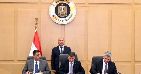 كامل الوزير يشهد توقيع عقد إعادة تأهيل ترام الرمل بالإسكندرية