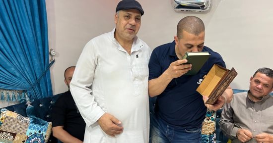 أهالي قرية ميت طاهر بالدقهلية يكرمون غواص لجهوده وأعماله المميزه في إنقاذ الغرقى