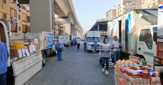 سوق اليوم الواحد بإمبابة يوفر احتياجات المواطنين من السلع الأساسية واللحوم.. صور