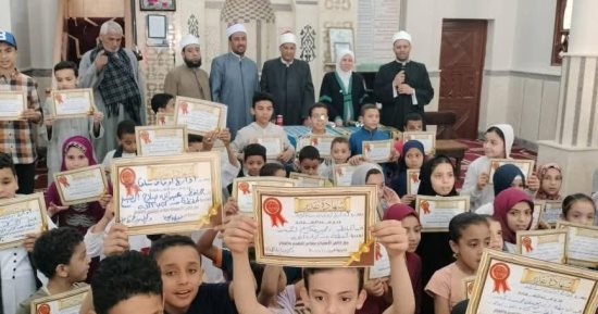 أوقاف سوهاج تكرم الأطفال المشاركين بالبرنامج التثقيفى