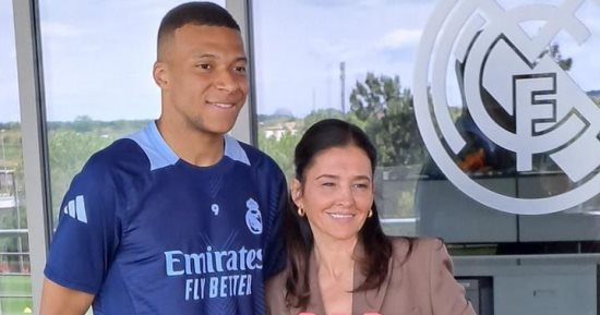 مبابي يتسلّم جائزة أفضل لاعب فى ريال مدريد هذا الموسم 2025