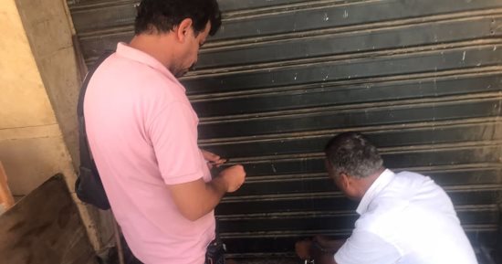 غلق وتشميع 10 محال تجارية وكافتيريات ومقاهى بدون تراخيص بأسوان