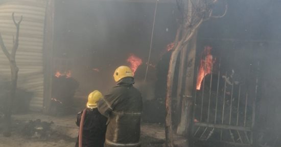 السيطرة على حريق فى ورشة تصنيع قطن بالغربية والنيران تلتهم 3 أطنان.. صور