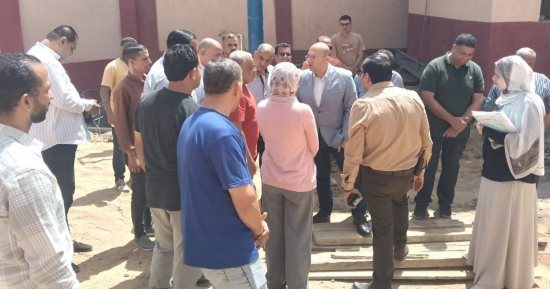 نائب محافظ الجيزة يتفقد مشروع الصرف الصحى بعزبة البكباشى.. صور