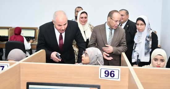 رئيس جامعة القناة يتابع سير الاختبارات الإلكترونية بكلية الصيدلة