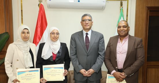 محافظ الجيزة يكرم رئيس مركز الصف ورئيس ووكيل لجنة التصالح تقديرا لجهودهم  