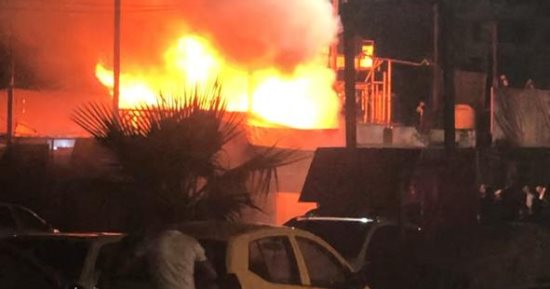 السيطرة على حريق التهم أحد الأكشاك بمنطقة منشية البكرى بالمحلة