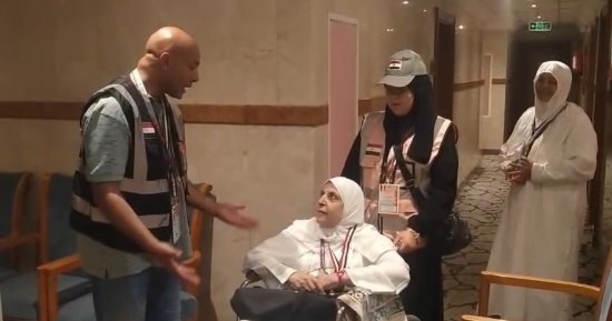 "الحجة" على عكاز الرحمة.. بعثة الحج تساعد سيدة مسنة على إداء مناسك العمرة