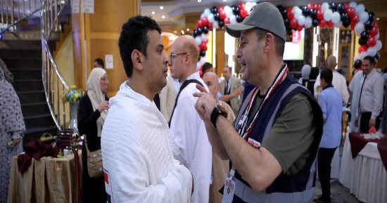 توافد حجاج بعثة حج القرعة من المدينة المنورة إلى مكة المكرمة.. صور