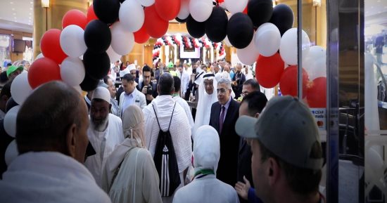 توافد حجاج بعثة حج القرعة من المدينة المنورة إلى مكة المكرمة