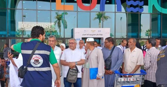 ندوات من واعظين وواعظات الأقصر للحجاج والرحلات تتوافد يوميا على المطار.. صور