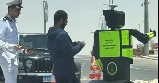 روبوت ينظم المرور بشوارع العاصمة.. خبير مرورى يكشف تفاصيل التجربة الجديدة.. فيديو