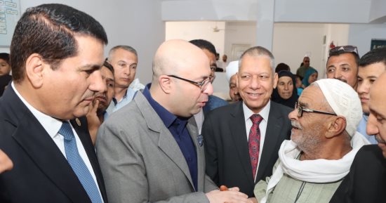 محافظ بنى سويف يستمع لمشاكل واحتياجات أهالى قرية بنى هانئ