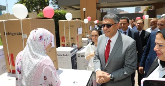 محافظ الجيزة يسلم أجهزة كهربائية لـ50 فتاة من المقبلات على الزواج