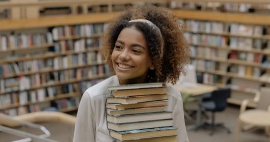 5 أبراج قراءة الكتب شىء أساسى فى يومهم.. أبرزهم العذراء والجوزاء