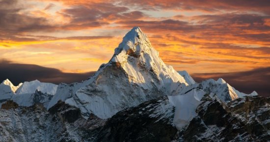 اليوم العالمي لجبل إيفرست.. من هو أول متسلق أعلى جبل في العالم؟