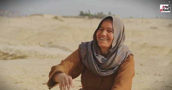 إمبراطورة الصعيد.. تحب قعدة الجبل وتقتل الثعابين بإيديها.. فيديو