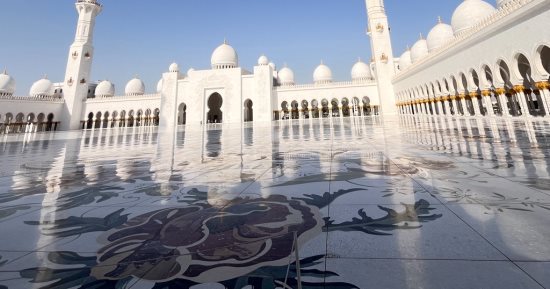 جامع الشيخ زايد بأبوظبي.. معمارٌ يخطف الأبصار ورسالةٌ تتجاوز الجدران.. تحفةٌ معمارية تسرد حكاية التسامح.. 82 قبة و1000 عمود ورابع أكبر سجادةٍ يدوية في العالم.. ويتسع لأكثر من 40 ألف مصلٍّ، ووجهةٌ