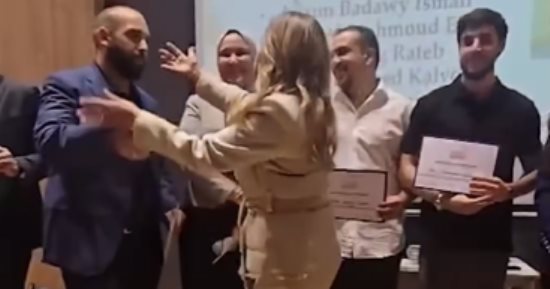 ليلى علوى تحتفل بنجاح ابنها فى مشروع التخرج: أسعد يوم فى حياتى وفخورة بيك