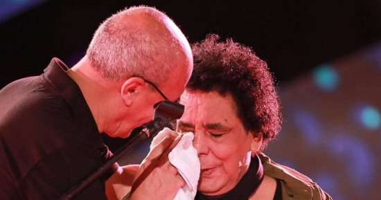 محمد منير .. "دموعك غالية علينا" الجمهور يتفاعل مع فيديو بكى فيه الكينج