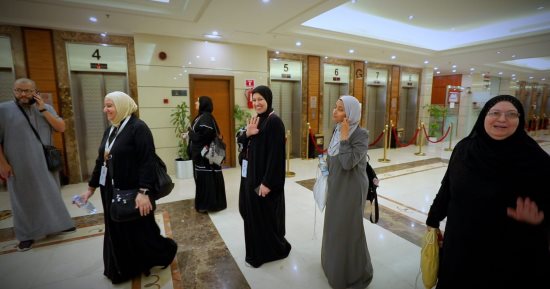 بعثة حج القرعة تقدم خدمات إنسانية وتكنولوجية متميزة للحجاج.. استخدام التقنيات الحديثة في مساعدة ضيوف الرحمن.. عرفات تتأهب لاستقبال الحجيج بمخيمات مكيفة.. وتوزيع وجبات صحية وعبوات مياه وعصائر طوال اليوم.. صور