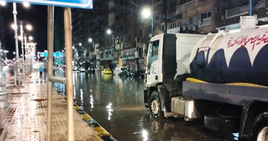 موجة من الأمطار تضرب الإسكندرية بشكل مفاجئ.. المحافظ يرفع درجة الاستعداد القصوى.. ويعلن تأجيل امتحانات الشهادة الإعدادية لمدة ساعة.. المحافظة تتخذ إجراءات عاجلة لمواجهة التداعيات.. وتخفيف ضغوط مياه الشرب.. صور