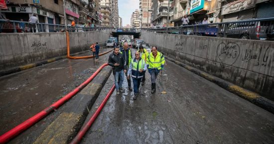 أعاصير الإسكندرية تكشف مجهودات الدولة لمواجهة تداعيات الأمطار خلال الـ10 سنوات الماضية.. مشروع استراتيجية تصريف مياه الأمطار يجنب المحافظة تكرار حادث غرق 2015.. ورفع كفاءة الشبكات والمحطات ساهم في السيطرة.. صور