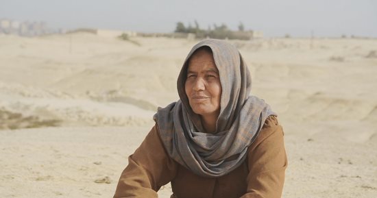 إمبراطورة الصعيد.. المعلمة منال مقاولة أنفار وسط الجبال وثعابين الصحراء
