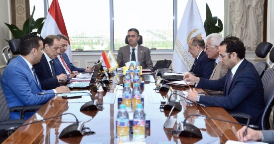 وزير التموين يبحث تعزيز الإنتاج المحلي من السكر وتقليل الاعتماد على الاستيراد