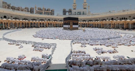 قصة صورة من الحرم.. بياض يُبهج وبكاء يُطمئن