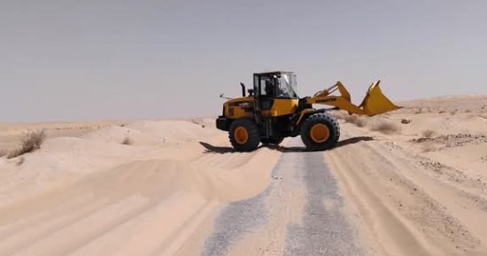 تطهير طريق "تجمع النهايات" برأس سدر ورفع الرمال بطول 15 كم تيسيرًا لحركة المرور