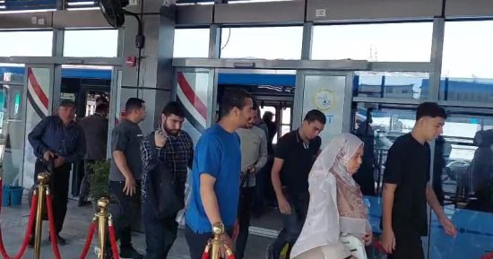 إقبال كبير من المواطنين على الأتوبيس الترددى فى الساعات الأولى لتشغيله.. صور