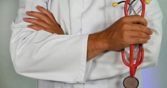 بهدف التربح.. 10 سنوات سجن لطبيب لتشخيصه حالات مزمنة لأشخاص أصحاء